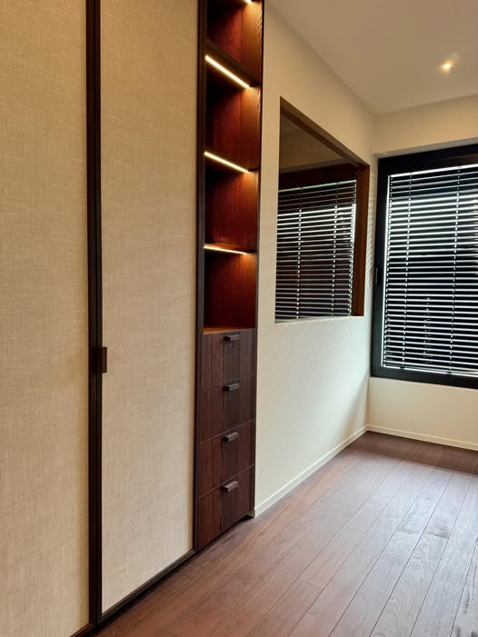 Dressing op maat in eik met LED-verlichting door Degrieck