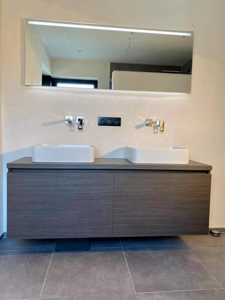 Badkamermeubel met dubbele lavabo in donker hout, Kortemark