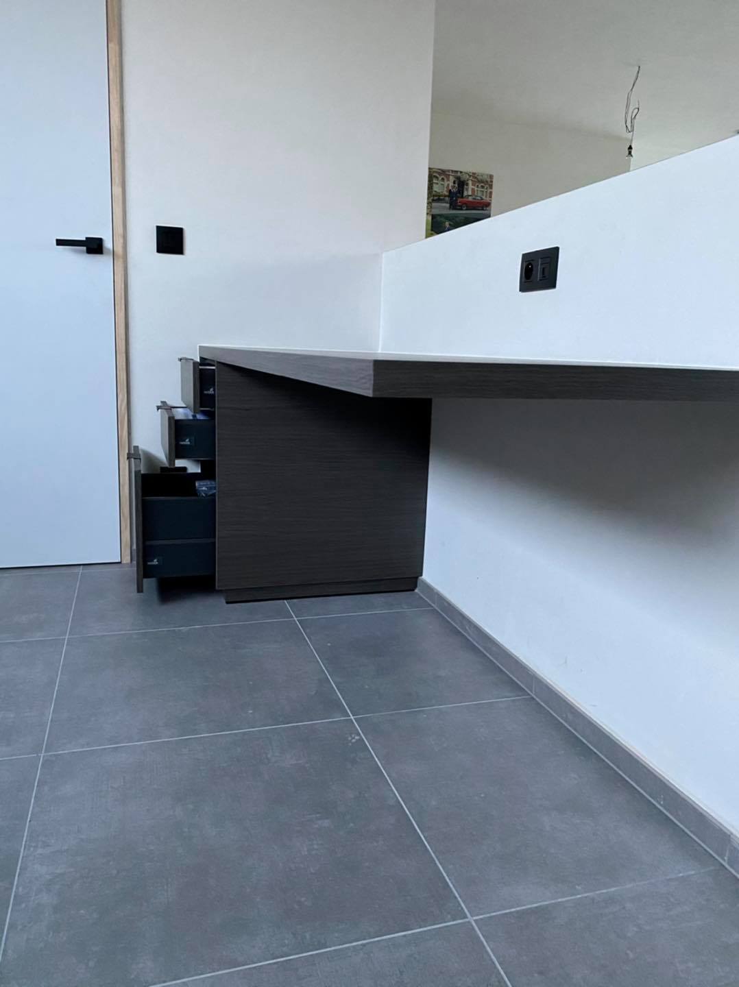 Detail bureau met open lades, Kortemark