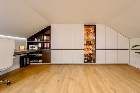 Bureau en wandkast onder schuindak, Beitem