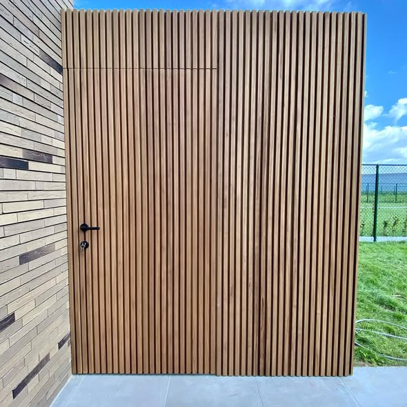 Detail voordeur in houten latten, Koolskamp