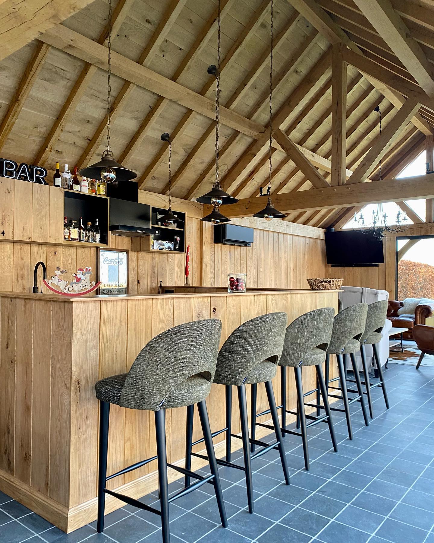 Bar in eik met zwarte accenten, Torhout